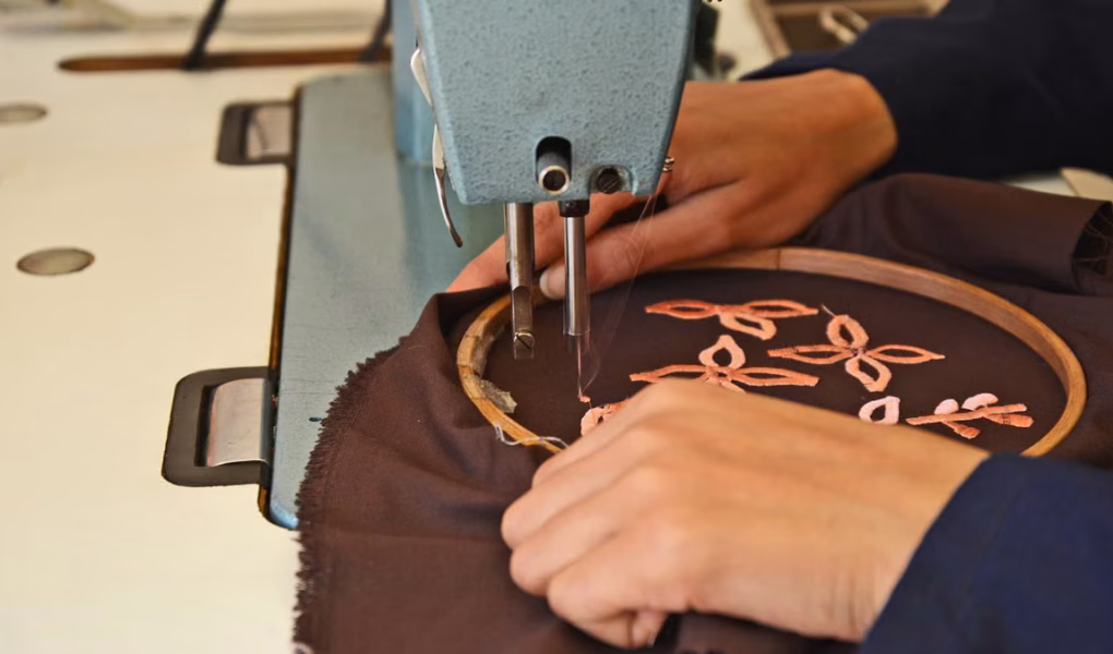 Broderie contemporaine : pourquoi les jeunes la redécouvrent