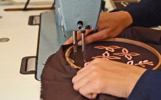 Broderie contemporaine : pourquoi les jeunes la redécouvrent