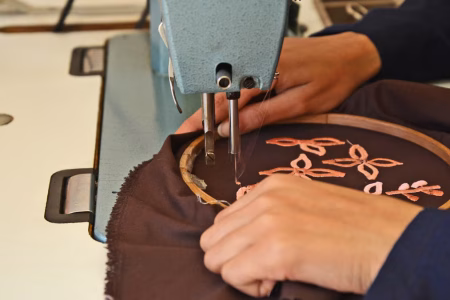 Broderie contemporaine : pourquoi les jeunes la redécouvrent