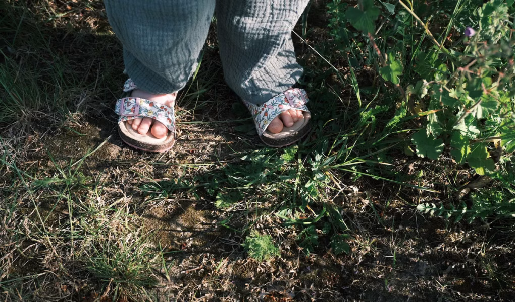 Choisir des chaussures d'été pour les enfants