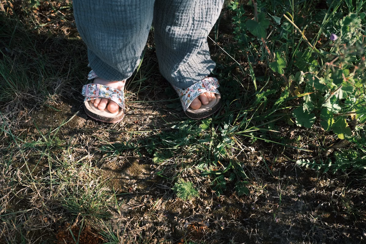 Choisir des chaussures d'été pour les enfants