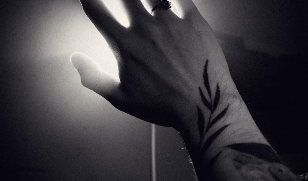 Tatouages bio-luminescents 2026 : la révolution dermatique