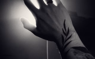 Tatouages bio-luminescents 2026 : la révolution dermatique
