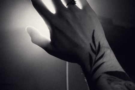 Tatouages bio-luminescents 2026 : la révolution dermatique