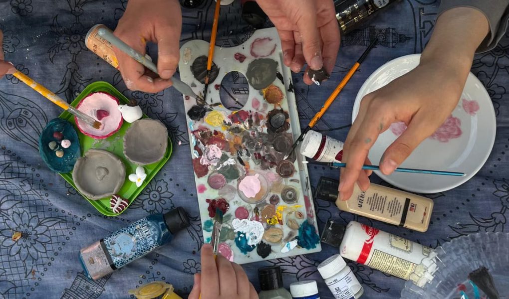 Ateliers collaboratifs : comment l'art crée des liens durables