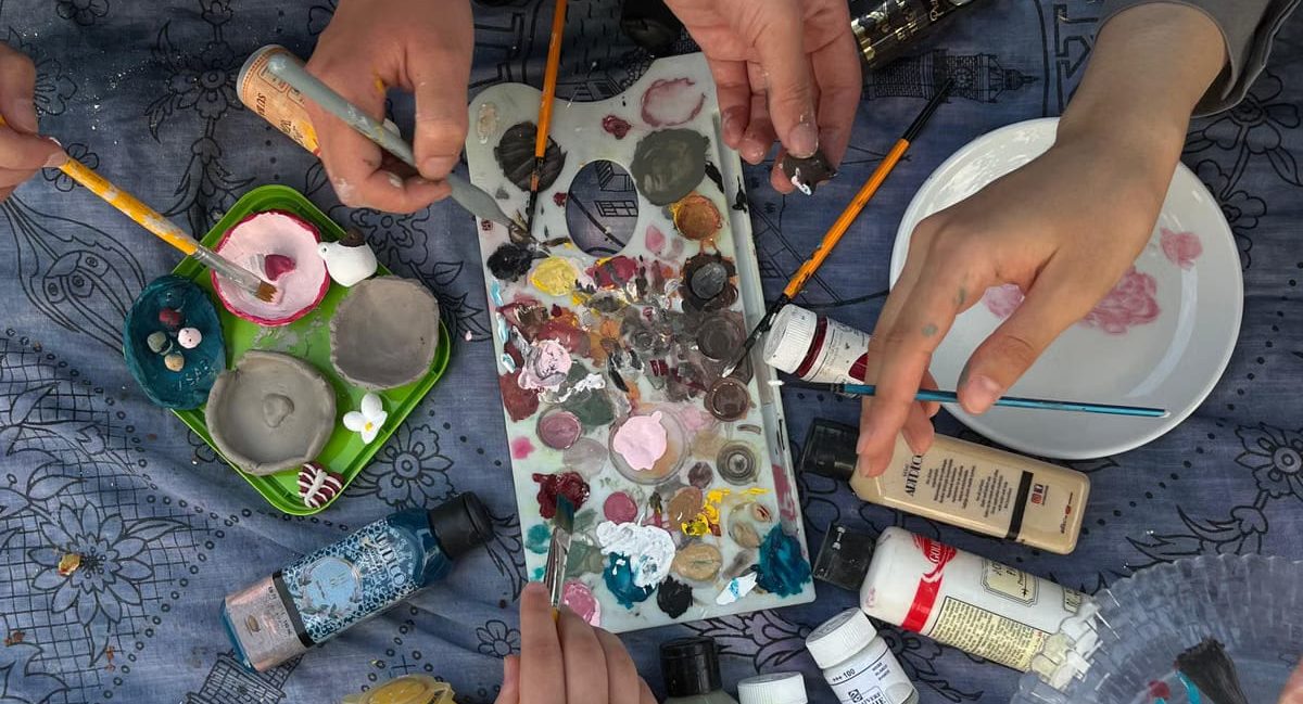 Ateliers collaboratifs : comment l'art crée des liens durables