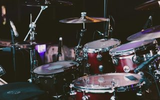 La batterie, cet instrument qui transforme le rythme en expression artistique