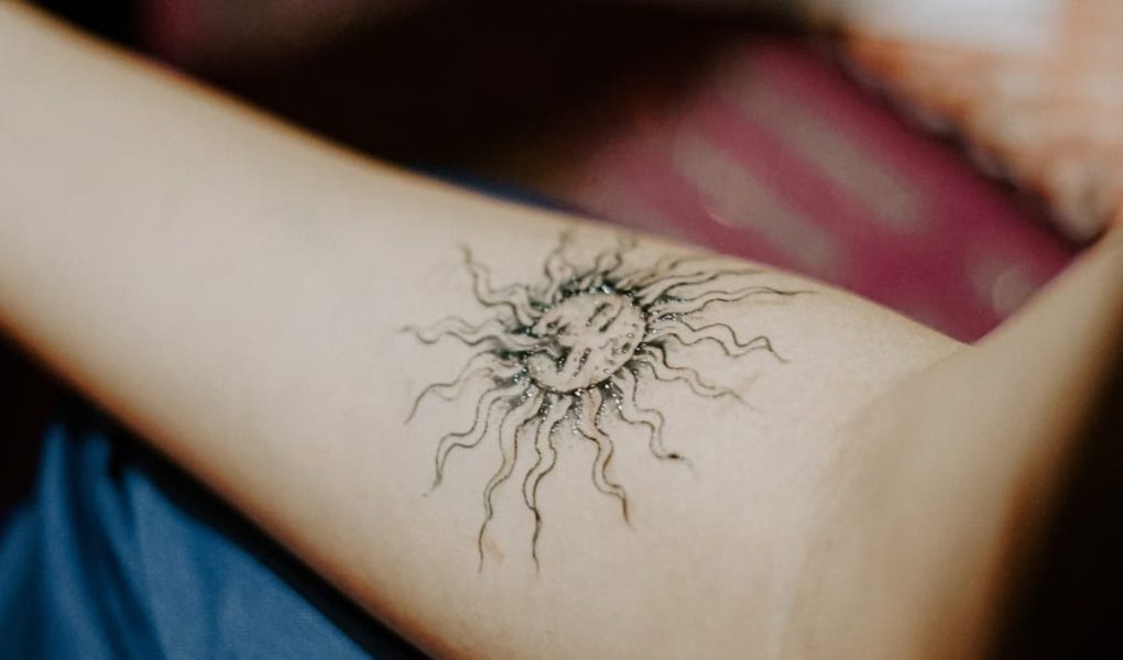 Mode et tatouages temporaires : la tendance de 2026