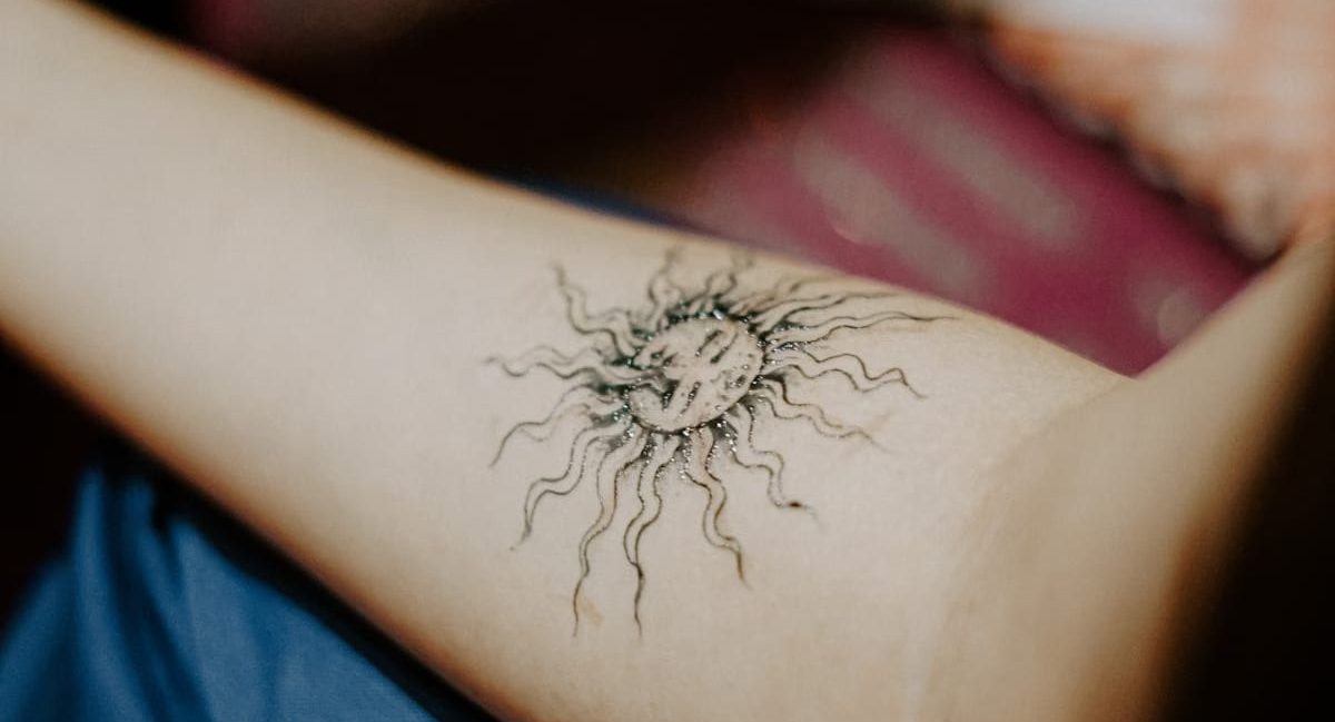 Mode et tatouages temporaires : la tendance de 2026