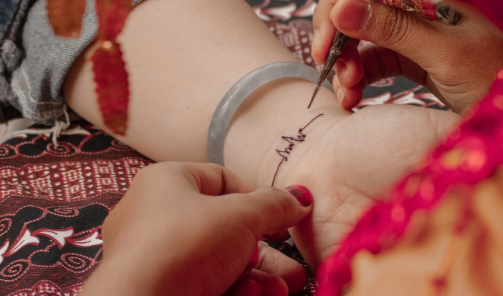 Tatouage éphémère : l'art accessible qui révolutionne les loisirs créatifs