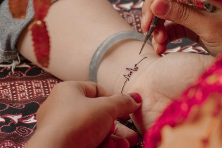 Tatouage éphémère : l'art accessible qui révolutionne les loisirs créatifs